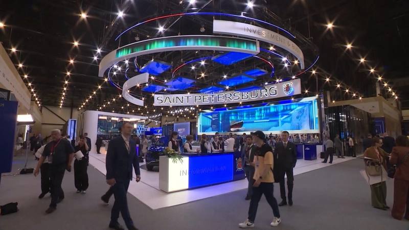 На Петербургском международном экономическом форуме ПМЭФ 2025 представили новую символическую «купюру БРИКС» номиналом 200. На лицевой стороне банкноты изображены птицы, символизирующие страны-основатели объединения Россию, Бразилию, Индию, Китай и ЮАР , а на оборотной — флаги всех государств-участников блока. #ПМЭФ2025 ВКонтакте Одноклассниках