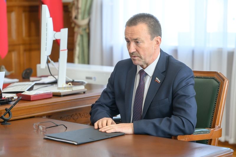 Председатель новой Воронежской облдумы Юрий Матузов решил уйти с одного из постов Губернатор Александр Гусев встретился со спикером регионального ЗакСа Юрием Матузовым Председатель Воронежской облдумы заявил о своем решении покинуть пост главы Ассоциации Совет муниципальных образований Воронежской области На этой должности Юрий Матузов находится с 2024 года Формальных препятствий для продолжения деятельности нет Однако спикер решил сосредоточиться на работе в Воронежской областной Думе Александр Гусев поддержал такое намерение Блокнот Воронеж в МAХ Подпишись