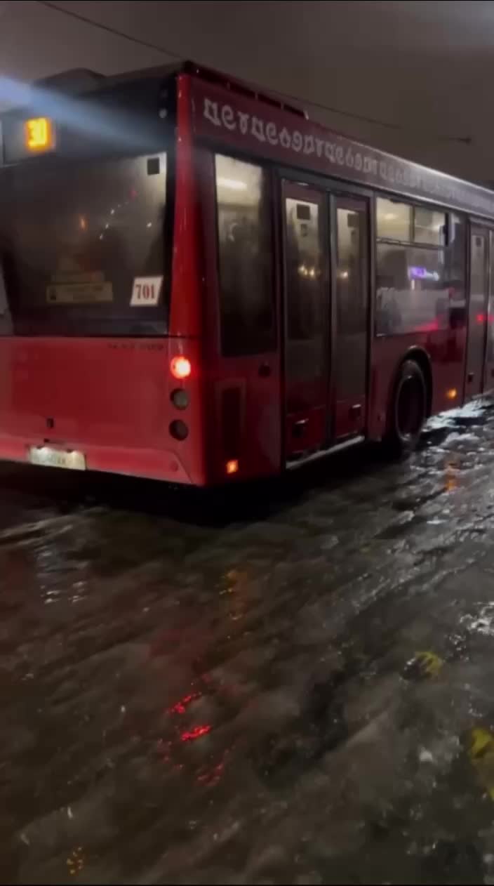 Наледь на дорогах Казани вызывает задержки в движении общественного транспорта