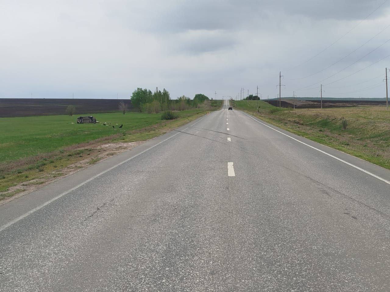 ‼ «Летел» на огромной скорости: в Бугурусланском районе в ДТП погиб водитель Hyundai Solaris Авария произошла 2 мая на 150 километре автодороги Бугульма-Уральск у села Жуково. Водитель Hyundai Solaris двигался в сторону Бузулука. Мужчина не справился с управлением, так как двигался на большой скорости, и машина улетела в кювет и опрокинулась. 49-летний водитель из Самарской области от полученным травм скончался на месте. 48-летняя и 7-летний пассажиры с травмами различной степени тяжести госпитализированы в больницу. По факту аварии полиция проводит проверку, устанавливает все обстоятельства случившегося.