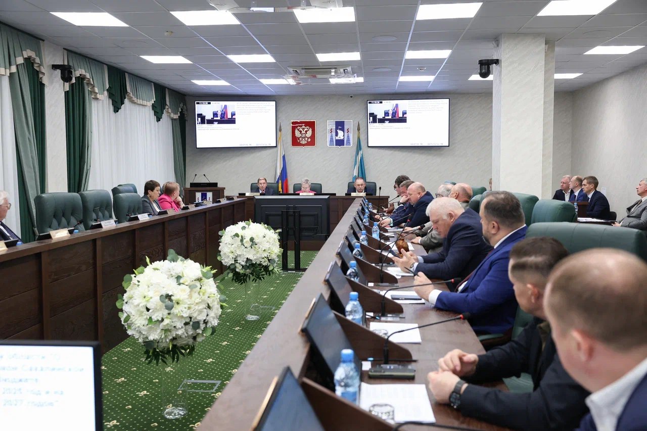Депутаты единогласно проголосовали за поправки в бюджет Сахалинской области ↗ Доходная часть на 2025 год увеличивается за счет поступлений из федерального бюджета на 133 095,9 тысячи рублей и составит 188 784 864,0 тысячи рублей. Расходная часть увеличивается на 5 308 854,4 тысячи рублей и составит 249 915 180,6 тысячи рублей. Законопроектом изменяются бюджетные ассигнования по 27 госпрограммам Сахалинской области. Наиболее значимые: Госпрограмма социальной поддержки населения увеличивается на 657 495,2 тысячи рублей – на предоставление мер соцподдержки граждан в связи с увеличением количества получателей. Госпрограмма обеспечения населения качественным жильем увеличена на 3 249 265,3 тысячи рублей – на выкупную стоимость собственникам за изымаемое ветхое и аварийное жилье в десяти муниципальных округах. Госпрограмма обеспечения населения качественными услугами ЖКХ увеличена на 3 270 920,4 тысячи рублей – на софинансирование расходов, связанных с реализацией концессионных соглашений, в связи с увеличением сметной стоимости объектов теплоснабжения Долинского и Корсаковского муниципальных округов. Госпрограмма развития энергетики увеличена на 271 282,5 тысячи рублей – на предоставление субсидии юридическим лицам также на возмещение недополученных доходов в связи с госрегулированием тарифов. Госпрограмма развития физкультуры и спорта увеличена на 797 637,2 тысячи рублей – на финансовое обеспечение выполнения госзадания профильными госучреждениям. Уменьшается на 984 905,8 тысячи рублей финансирование госпрограммы развития здравоохранения – в связи с переносом срока проектирования и строительства хирургического корпуса в Южно-Сахалинске в рамках государственно-частного партнерства. Госпрограмма развития образования уменьшена на 841 017,7 тысячи рублей – в связи с оптимизацией капитальных расходов и перенесением сроков строительства отдельных объектов на более поздний период. Общий объем межбюджетных трансфертов местным бюджетам увеличивается на 2 118 448,1 тысячи рублей. Дефицит областного бюджета на 2025 год увеличивается на 5 175 758,5 тысячи рублей и составит 61 130 316,6 тысячи рублей. Подробнее на сайте областной Думы.