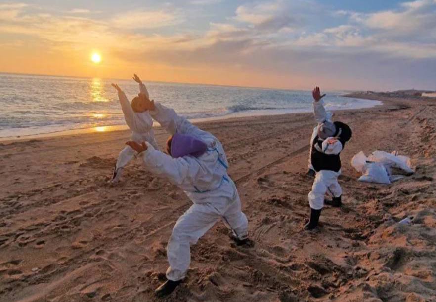 Сделать все возможное чтобы летом 2026 года Темрюкский район и Анапа провели полноценный курортный сезон Заявил губернатор Кубани на встрече с учеными и экологами принимающими участие в ликвидации последствий ЧС Благодарен оперативным службам командам муниципалитетов экологам всем жителям и волонтерам которые принимали участие и продолжают ликвидировать последствия разлива мазута С первых дней после аварии наши пляжи приехали спасать более 60 тысяч человек со всего Краснодарского края и 57 регионов России Спасибо и тем коллегам кто круглосуточно координировал добровольцев в организованных нами волонтерских штабах обеспечивал их всем необходимым для работы За все время с побережья уже вывезли более 183 тысяч тонн загрязненного грунта Всегда подчеркивал что прежде всего нужно убрать источник загрязнения в море и Росморречфлот занимается решением этого вопроса А наша задача как можно скорее восстановить пострадавшие пляжи Это важно для экономики и всего санаторно курортного комплекса региона бизнеса и жителей курортов миллионов туристов со всей страны Мы должны сделать все возможное чтобы летом 2026 года Анапа и Темрюкский район провели полноценный курортный сезон сказал Вениамин Кондратьев На встрече обсудили варианты полной очистки пляжей от нефтепродуктов Одной из перспективных технологий по словам ученых может стать намывка песка земснарядами специальной плавучей техникой которая поднимает чистый песок со дна водоемов С их помощью можно собрать грунт с баров подводных холмов Связь и запросы на размещение рекламы в Temruchok info bot Подпишись на Темрюк Инфо в MAX ВКонтакте Одноклассники