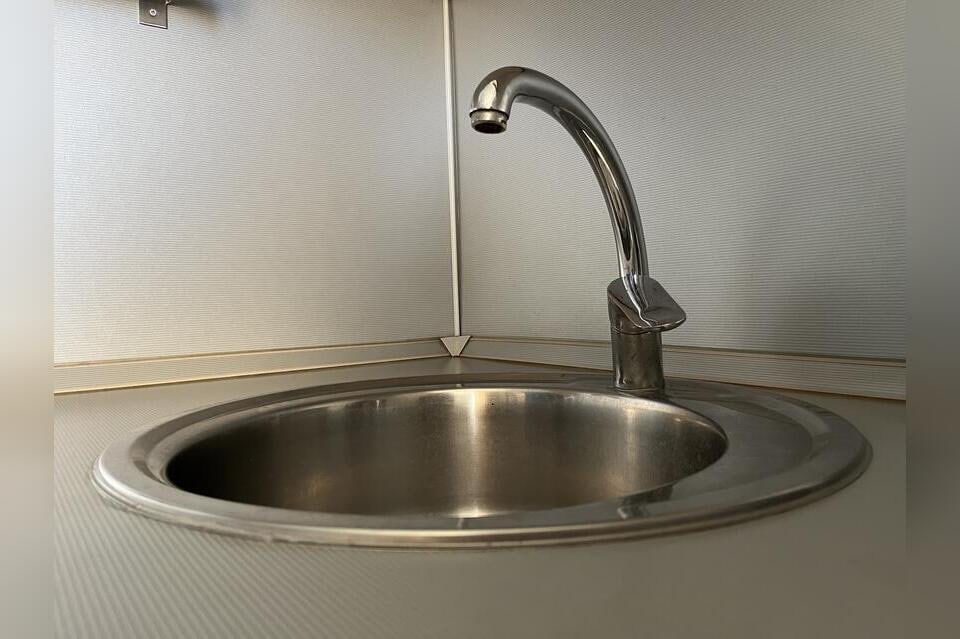 В Чите четыре дома остались без холодной воды Авария произошла на трубопроводе по улицам Фрунзе и Смоленская между Красноармейской и Богомягкова сообщили в Водоканал Чита Ориентировочное время устранения порыва до 18 00 Организован подвоз воды Уточнить график можно по телефону диспетчерской службы 7 3022 26 62 69 ZAB RU