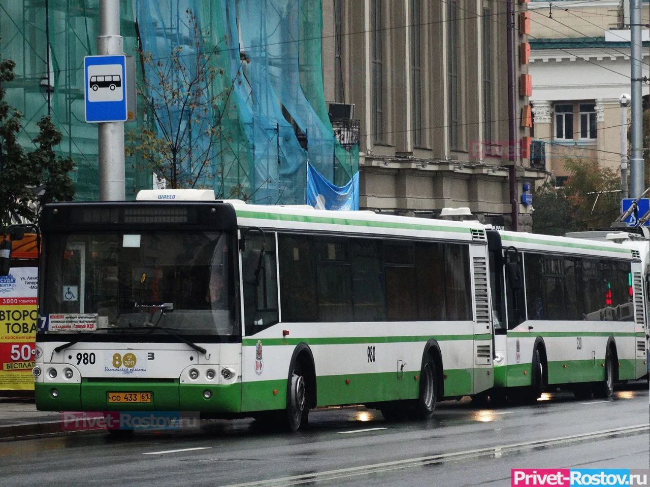 Пассажиры в Ростове смогут бесплатно пересесть из автобуса на электричку  В Ростове-на-Дону планируют внедрить пересадочный тариф, который позволит пассажирам в течение 60 минут после оплаты поездки на автобусе бесплатно пересесть на городскую электричку. Об этом стало известно во время транспортного совещания, проведенного под руководством временно исполняющего обязанности губернатора Юрия Слюсаря.  Согласно информации, представленной региональным правительством, тарифная система «автобус – городская электричка» начнет работать в 2025 году. Это позволит жителям города удобнее пользоваться общественным транспортом, сократив расходы на пересадки.  Помимо этого, в рамках модернизации транспортной системы планируется развитие выделенных полос для общественного транспорта, внедрение динамического расписания, запуск системы мониторинга движения автобусов и реализация бесшовного тарифа, который обеспечит удобные пересадки между различными видами транспорта.  Проблемы общественного транспорта остаются острой темой для Ростова. Горожане регулярно жалуются на нехватку автобусов, переполненность салонов, сбои в расписании и другие неудобства. Ранее уже предпринимались попытки реформирования системы перевозок, однако их результаты вызвали многочисленные нарекания у жителей. Нововведения, запланированные на 2025 год, должны улучшить ситуацию и сделать передвижение по городу более комфортным.   -Rostov.ru