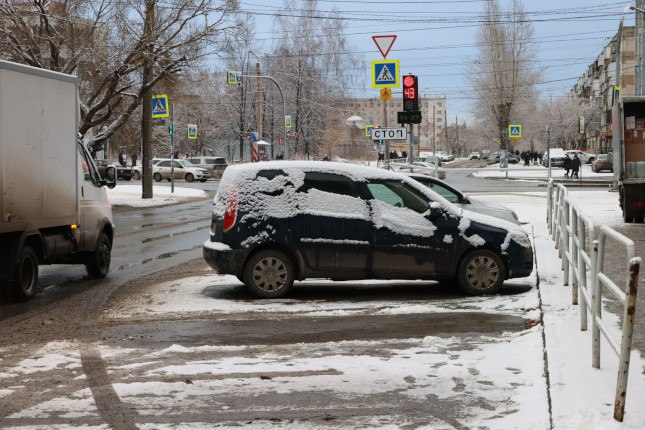 Челябинцев будут штрафовать за нарушение правил платной парковки www up74 ru articles news 167579 В областном начали устанавливать и тестировать системы контроля платных парковок Специальное оборудование автоматически отбирает только те случаи где есть подозрение на нарушение отсутствие оплаты после 15 минутной бесплатной стоянки парковка вне разметки Камеры будут делать снимок автомобиля с четко видимым номером и с точными координатами местоположения сообщили в администрации Челябинска