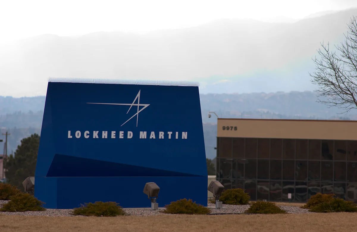 Пентагон заказал у оборонной корпорации Lockheed Martin разработку модификации системы оперативного удара на сумму свыше 1 миллиарда долларов. Из опубликованных данных следует, что Lockheed Martin получила заказ на полный комплекс услуг. В него входят управление программой, инженерные разработки, интеграция систем, закупка необходимых материалов, инструментов и оборудования для производства ракет и пусковых программ системы Conventional Prompt Strike «Конвенциональный быстрый удар» . Ранее оборонная компания заявила о планах модернизировать истребители пятого поколения F-35, оборудованные системой автономного управления и способные выполнять боевые задачи без пилота.