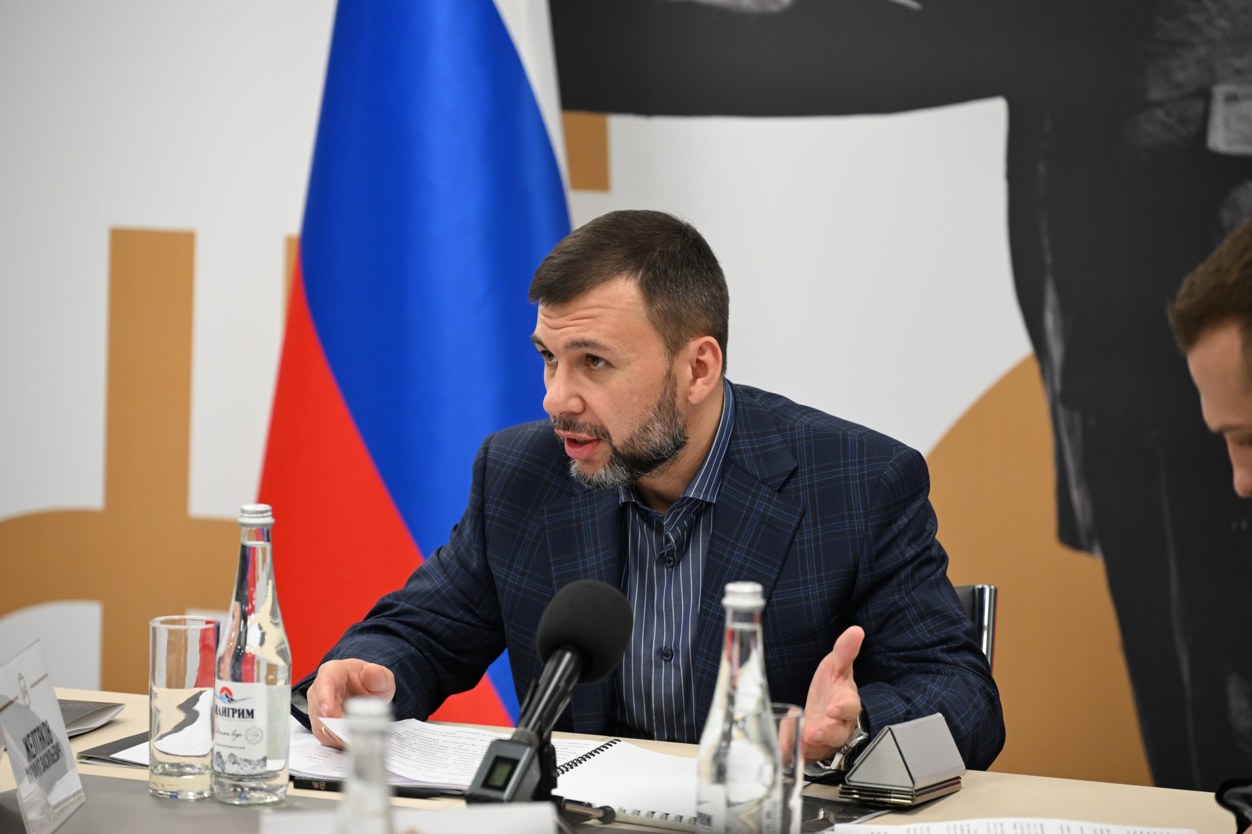 На сегодняшнем заседании Межведомственного совета по вопросам развития креативных индустрий утвердили план работы до конца 2025 года. В нём конкретные проекты в сфере медиа, дизайна, образования, культурного кода, визуального стиля и арт-индустрии. Это те направления, где уже активно работает молодёжь Донбасса и формирует узнаваемое лицо региона. Параллельно запущена процедура создания АНО «Креативные индустрии Донбасса» — новой точки притяжения для проектов, идей и тех, кто хочет менять пространство вокруг себя. Важно, чтобы у каждого творческого человека здесь была не только возможность самовыражения, но и поддержка, ресурсы, системная помощь.