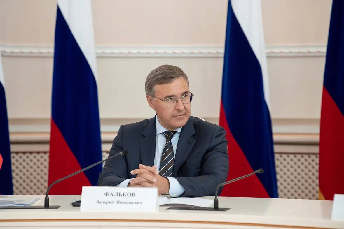 Валерий Фальков провел совещание по вопросу создания и функционирования научно производственных объединений Напомним Президентом России Владимиром Путиным поставлена задача по определению механизмов господдержки создания вузами и высокотехнологичными промышленными компаниями научно производственных объединений для ускоренного практического внедрения результатов научных исследований Научно производственные объединения должны обеспечить непрерывный цикл создания и внедрения технологий от исследований до серийного производства разного рода продуктов и сервисов Поэтому здесь необходимо очень обстоятельно все продумать отметил Валерий Фальков В настоящее время Минобрнауки России и Минпромторгом России прорабатываются модели создания таких объединений В рамках совещания ректоры ведущих университетов и представители крупных компаний озвучили собственные предложения по возможным форматам Для дальнейшей проработки вопроса будет сформирована проектная команда Ее задачей станет анализ и обобщение предложенных моделей