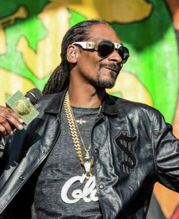 Снуп Догга назначили почетным тренером сборной США на зимних Олимпийских играх 2026 года в Италии Известный своей страстью к общественной деятельности наставничеству и поддержке молодежи Снуп привнесет свой фирменный юмор и душевность чтобы мотивировать спортсменов сборной США ВПШ