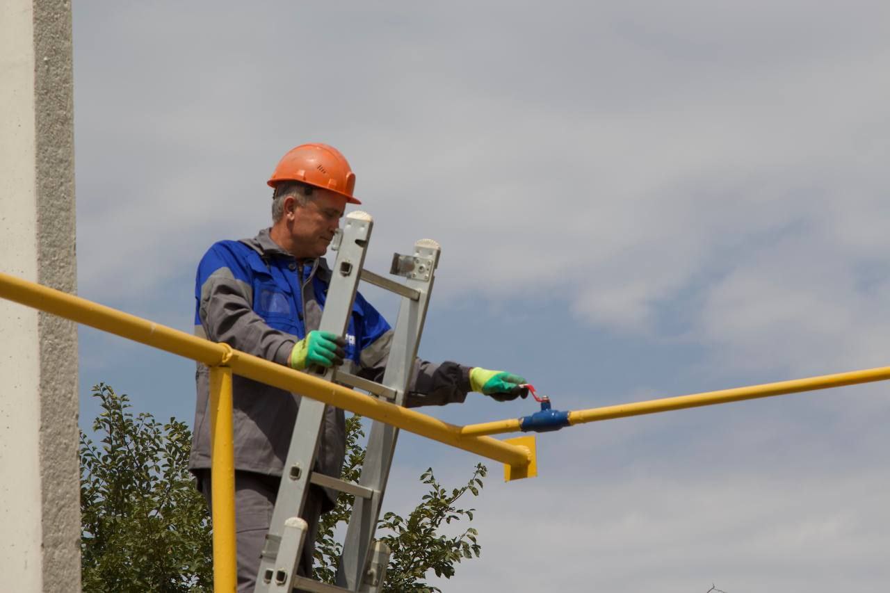 За пять лет в рамках программы догазификации в Дагестане построено 922 км газораспределительных сетей как в горных районах так и на равнине сообщает ООО Газпром межрегионгаз Махачкала Это позволило обеспечить подключение к голубому топливу свыше 9 тысяч домовладений До конца года планируется исполнить еще около 100 заявок от собственников Отмечено что по программе догазификации трубы до границ участка прокладывают бесплатно Главные условия дом должен быть зарегистрирован а в населённом пункте должен иметься магистральный газопровод Получить консультацию можно по телефонам горячей линии 8 8722 68 22 36 и 8 8722 51 56 74