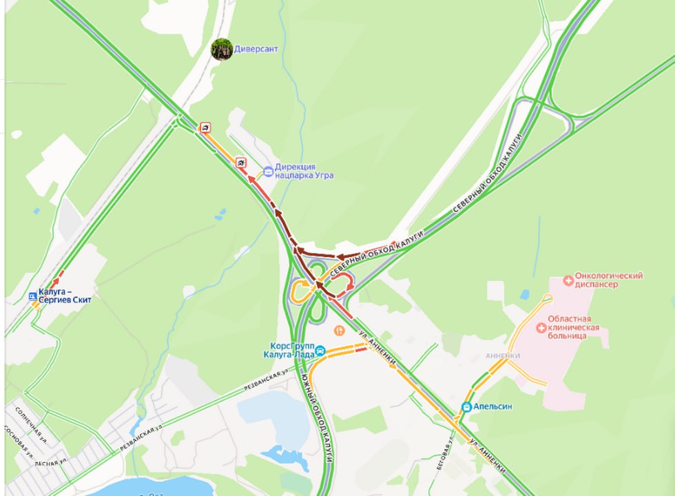 ДТП замедлили четыре автобусных маршрута Утром 29 января у поворота на станцию Калуга Сергиев скит произошли два ДТП Они парализовали движение на этом участке дороги соединяющей Калугу с трассой М3 Украина Пробка на выезд из города растянулась более чем на километр Аварии нарушили график работы четырех маршрутов 20 21 33 37 Как сообщили в УКТ автобусы едут с отставанием от графика на 30 минут