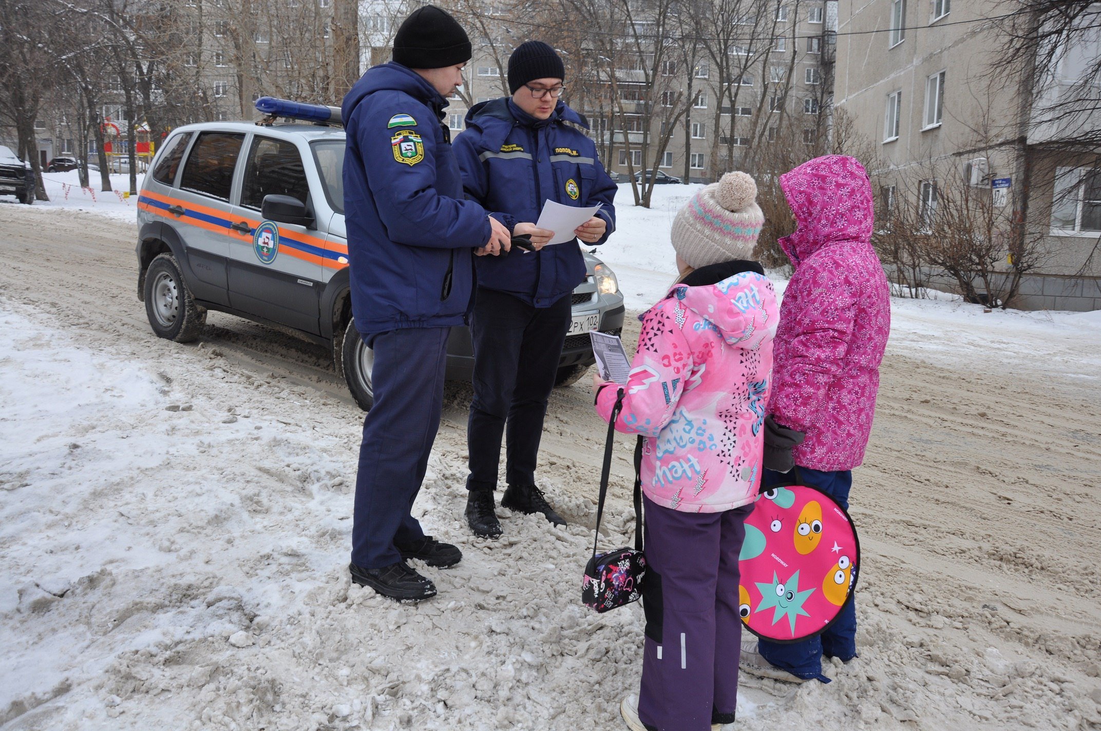 В Орджоникидзевском районе проходят рейды по  несанкционированным горкам    Сотрудники Управления гражданской защиты по Орджоникидзевскому району ежедневно проводят профилактические рейды по предупреждению несчастных случаев при катании на несанкционированных горках. Так как рельеф местности столицы гористый, то и мест, где можно устроить «покатушки» на тюбингах и ледянках, очень много.    Во время рейдов сотрудники выявляют новые опасные места и принимают меры по их устранению. Во время очередного рейда стихийно созданная горка была обнаружена рядом с Центром образования №69.    ‍ Здесь местная детвора накатала «ледяную трассу» и съезжает по ней вниз на ледянках, управляемых санках «Аргамаках» и картонках, рискуя получить травму. С ребятами провели профилактические беседы и вручили памятки. Теперь здесь установят аншлаг о запрете катания, а горку засыпят песком.    В Орджоникидзевском районе работа по выявлению несанкционированных мест катания будет продолжаться.    Уважаемые уфимцы!  Для активного отдыха выбирайте только оборудованные горки в ледовых городках, которые устанавливались с учетом безопасности и комфорта отдыхающих.   ‍