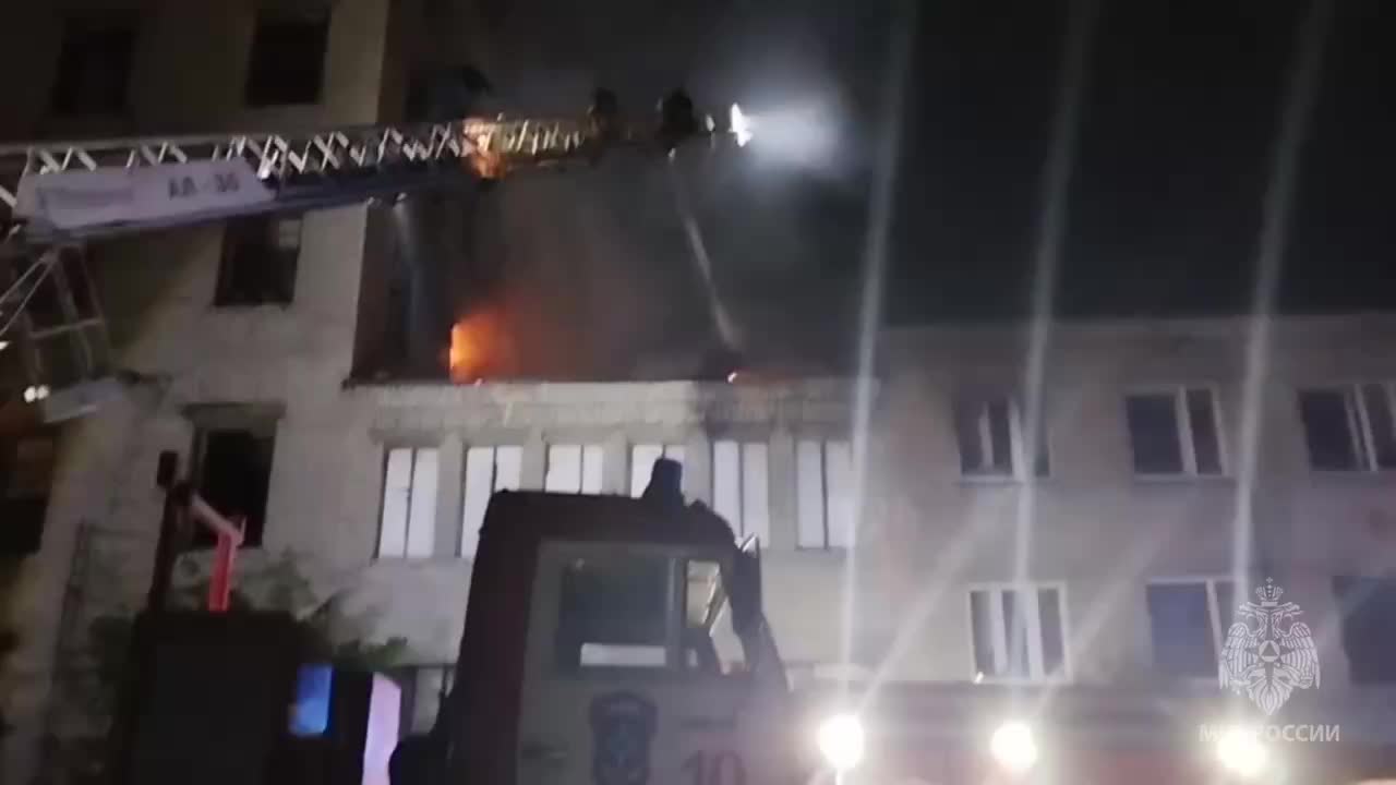 Пожар в заброшенном здании хлебокомбината в Ровеньках успешно потушен
