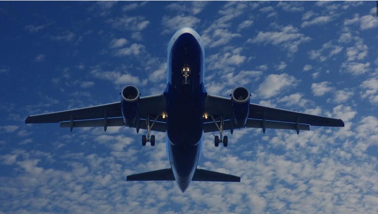 В Air Astana предупредили о задержках рейсов для пассажиров работает круглосуточный колл центр Всё потому что Airbus выпустил срочную директиву Все авиакомпании обязаны провести немедленное обновление операционного программного обеспечения компьютера управления рулём высоты на воздушных судах семейства Airbus говорится в сообщении Обновление нужно провести до ближайшего вылета каждого лайнера Из за этого рейсы Airbus в аэропортах базирования могут задерживаться предупредили в авиакомпании Пассажирам советуют заранее проверять статус своих рейсов на сайте Также Комитет гражданской авиации совместно с Авиационной администрацией запустили круглосуточный колл центр для помощи пассажирам Все телефоны для справок на нашем сайте Airbus заявил о масштабной проверке самолётов семейства A320 после серии инцидентов когда сильные солнечные вспышки приводили к сбоям системы управления и неожиданным изменениям траектории без команды пилотов Под действие меры попадают около шести тысяч лайнеров это более половины всех A320 летающих по миру Фото Pixabay t me orda kz