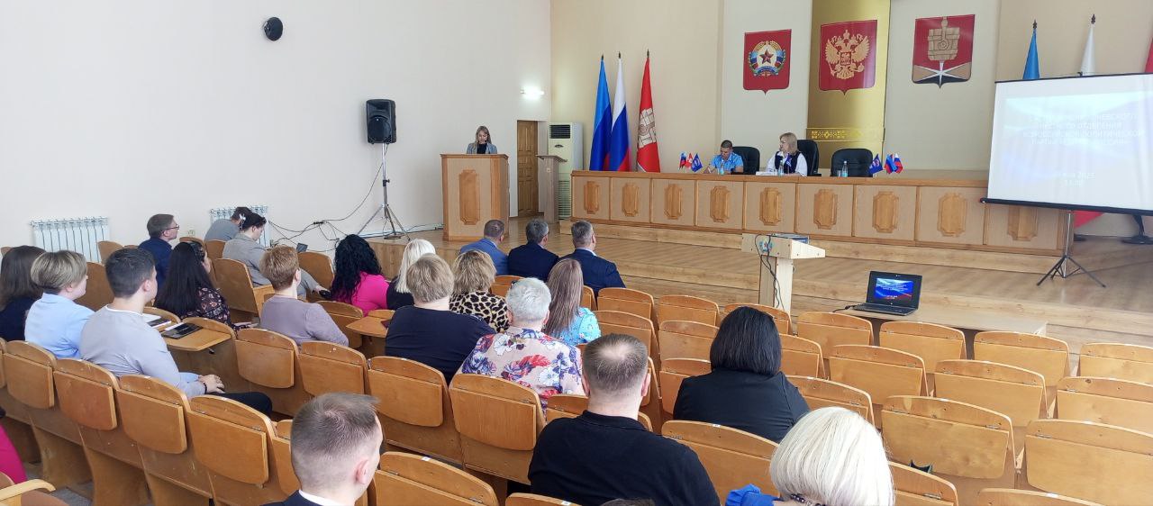 Состоялась V Конференция Алчевского местного отделения ВПП «Единая Россия» ⏩В работе Конференции приняли участие 40 делегатов, представляющих первичные отделения и местный политический совет. Ключевым вопросом повестки стало избрание Секретаря Алчевского местного отделения Всероссийской политической партии «Единая Россия». Еще один вопрос касался ротации членов местного политического совета. Избрание Секретаря проводилось путём тайного голосования. По результатам голосования Секретарем Алчевского местного отделения партии «Единая Россия» избрана Светлана Гребенькова. ⏩В завершении Конференции Светлана Гребенькова поблагодарила присутствующих за оказанное доверие и подчеркнула, что перед местным отделением стоят серьёзные задачи, которые будут успешно решены, только благодаря совместной работе. #ЕР81 #ЕдинаяРоссия