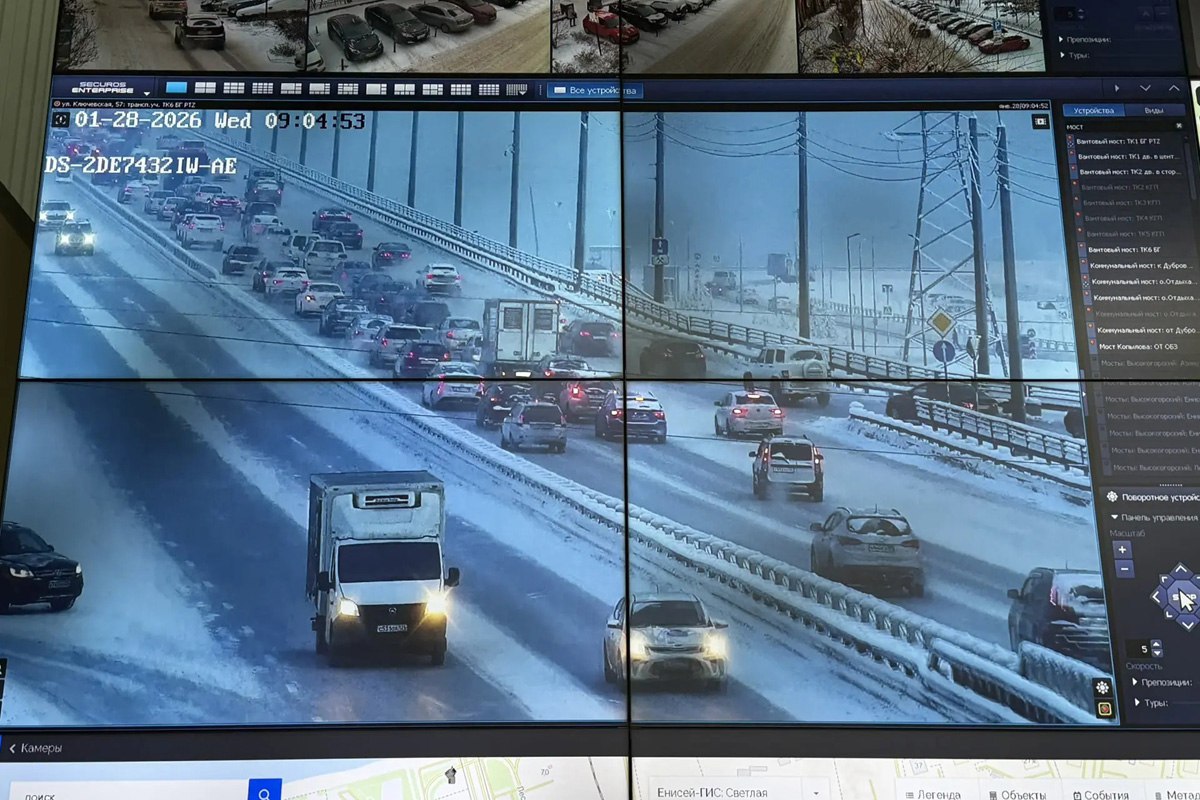 На Николаевском мосту временно отменят выделенную полосу для общественного транспорта в сторону Октябрьского района Системы фиксации нарушений ПДД перенастроят и они не будут считывать движение по выделенной полосе как нарушение Выделенку для общественного транспорта временно уберут на мосту с 08 00 2 февраля до 23 00 16 февраля На участке демонтируют соответствующие дорожные знаки За ситуацией проследят специалисты центра мониторинга дорожного движения На выездах из микрорайона Тихие Зори будут работать экипажи ГИБДД Решение связано с многочисленными обращениями от водителей и сложностями при выезде из микрорайона Тихие Зори По итогам мониторинга примут решение об отмене выделенки для общественного транспорта на Николаевском мосту на постоянной основе