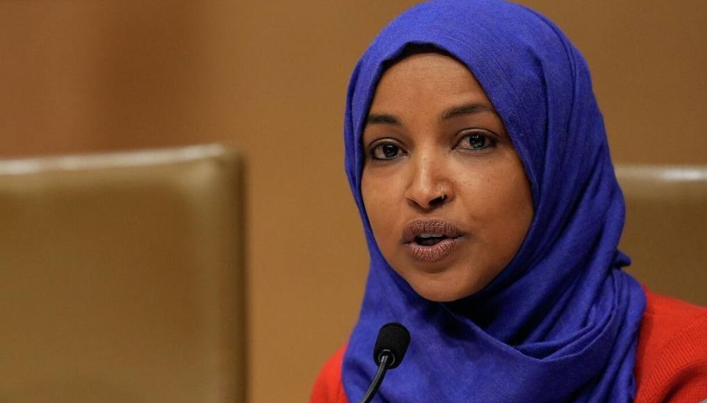 Трамп заявил что конгрессвумен демократ Ильхан Омар возможно сама инсценировала нападение на себя и назвал её мошенницей Президент сделал это заявление в интервью ABC News На вопрос о том видел ли он видеозапись инцидента Трамп ответил отрицательно На Омар распылили неизвестную жидкость во время выступления в Миннесоте которое было посвящено критике миграционных рейдов