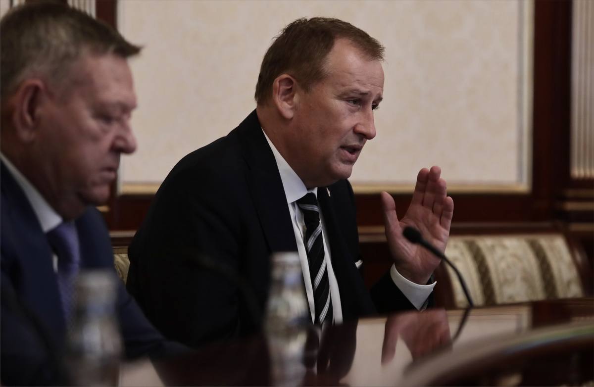 Губернатор Александр Дрозденко поздравил ленинградских энергетиков с профессиональным праздником Этот профессиональный праздник объединяет людей на чьей работе держится ритм нашей повседневной жизни Вы те кто обеспечивает светом и теплом дома школы больницы предприятия Благодарю всех тружеников и ветеранов отрасли за ответственность верность делу и вклад в развитие энергетического комплекса Ленинградской области Сегодня перед энергетиками стоят новые задачи работа по модернизации инфраструктуры внедрению современных технологий а также помощь новым территориям России где так востребованы ваш опыт и поддержка Уверен что благодаря вашему труду мастерству и сплоченности энергоотрасль региона будет крепнуть Желаю вам и вашим семьям крепкого здоровья счастья добра и новых успехов