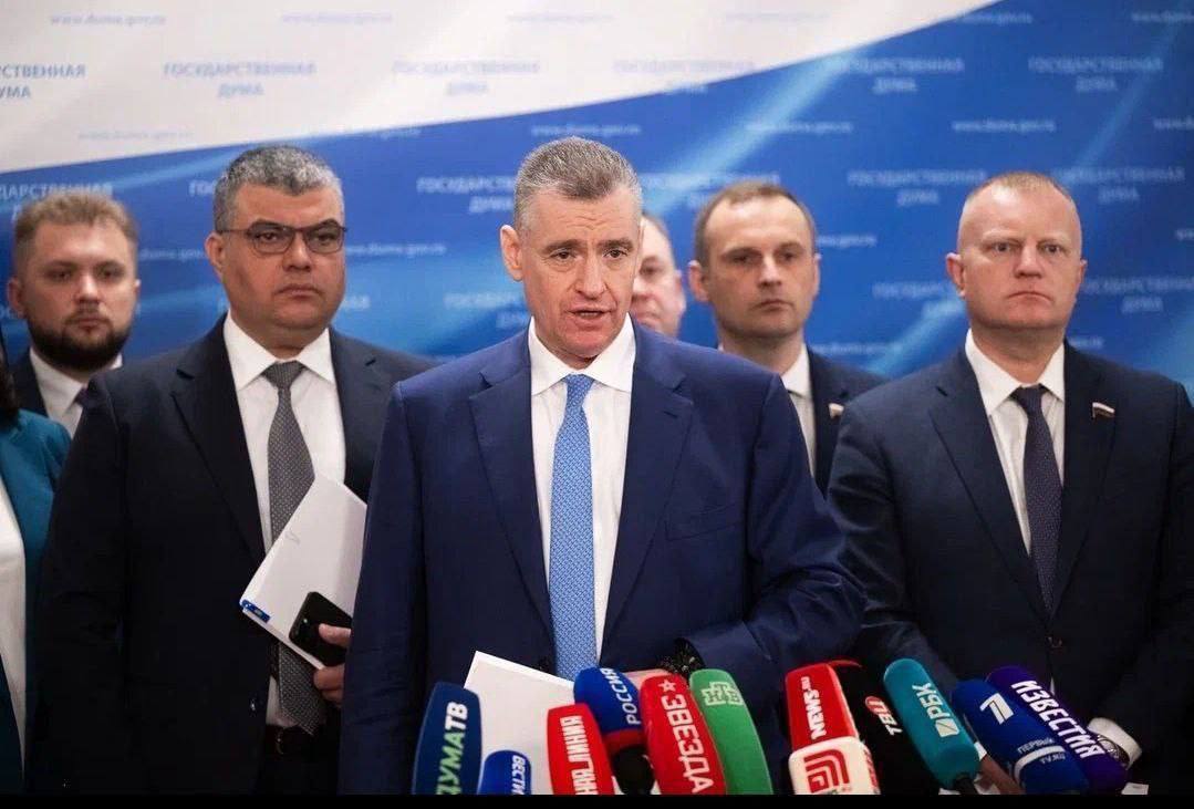 ЛДПР предложила сократить рабочую неделю для многодетных родителей Депутаты фракции ЛДПР во главе с Председателем Леонидом Слуцким предложили сократить рабочую неделю для одного из многодетных родителей Сегодня многодетные родители не имеют такого права а ведь заботы и ответственность увеличиваются с каждым ребёнком Быть многодетным родителем огромное счастье но и не меньшая ответственность Когда в семье трое и больше детей количество забот также умножается троекратно отметил Леонид Эдуардович Слуцкий Многодетные мамы и папы живут в постоянной сверхнагрузке что негативно сказывается на их здоровье психологическом состоянии и атмосфере в семье Законопроект направлен в Правительство РФ 12 ноября 2025 года Каплан Панеш