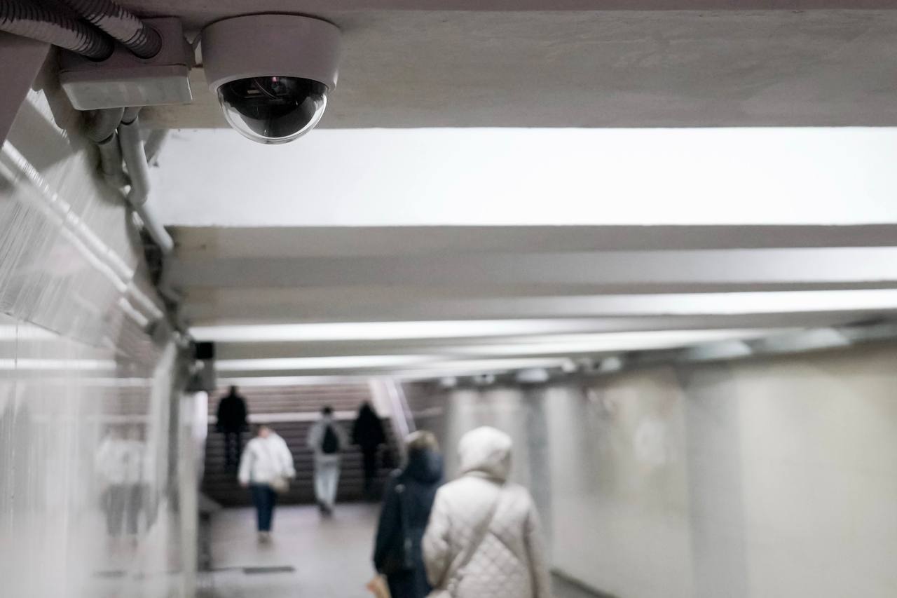 Плохие новости для вандалов хорошие для всех остальных В самых популярных подземных пешеходных переходах Советского района установили камеры видеонаблюдения Всего видеокамер поставили около ста в переходах у дворца спорта на площади Лядова со стороны улицы Белинского и со стороны Тимирязева Очень хочется чтобы эта информация особенно дошла до тех кто позволяет себе размалевывать стены переходов разбивать лампочки бить плитку выбрасывать под ноги мусор прокомментировал нижегородский мэр Юрий Шалабаев Почти 100 новых видеокамер установили в самых проходимых пешеходных переходах Советского района сообщил глава Нижнего Новгорода Юрий Шалабаев В мэрии надеются что видеокамеры помогут защитить стены переходов от вандальских надписей к сожалению переход на Лядова например отделан пористыми плитами от которых очень плохо отмывается маркер Подписывайтесь на нас в MAX