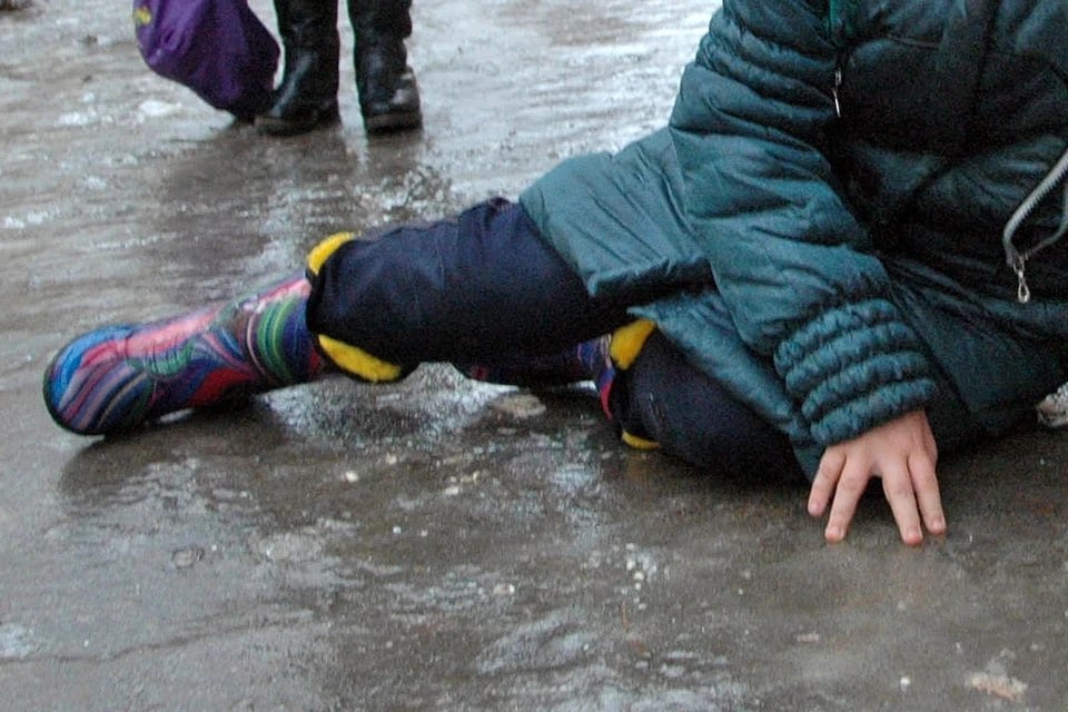 В Миассе школьница выпала из маршрутки, а водитель бросил ее и уехал  В Миассе 12-летняя девочка выпала из микроавтобуса и повредила ногу. Школьница пыталась сесть в маршрутку на остановке «Спортивная», но не удержалась на ступеньках. При падении она сильно ударилась. 44-летний водитель не обратил внимания на упавшего ребенка и уехал с остановки.  Школьницу осмотрели врачи. У девочки диагностировали ушиб стопы. Назначили лечение на дому. Маршрутчика нашли и задержали сотрудники Госавтоинспекции. Мужчину привлекли к административной отнесенности за невыполнение обязанностей в связи с ДТП и нарушение правил движения, повлекшее причинение легкого вреда здоровью.  Ситуацией заинтересовались в Следственном комитете. Там инициировали доследственную проверку по статье об оказании услуг, не отвечающих требованиям безопасности.