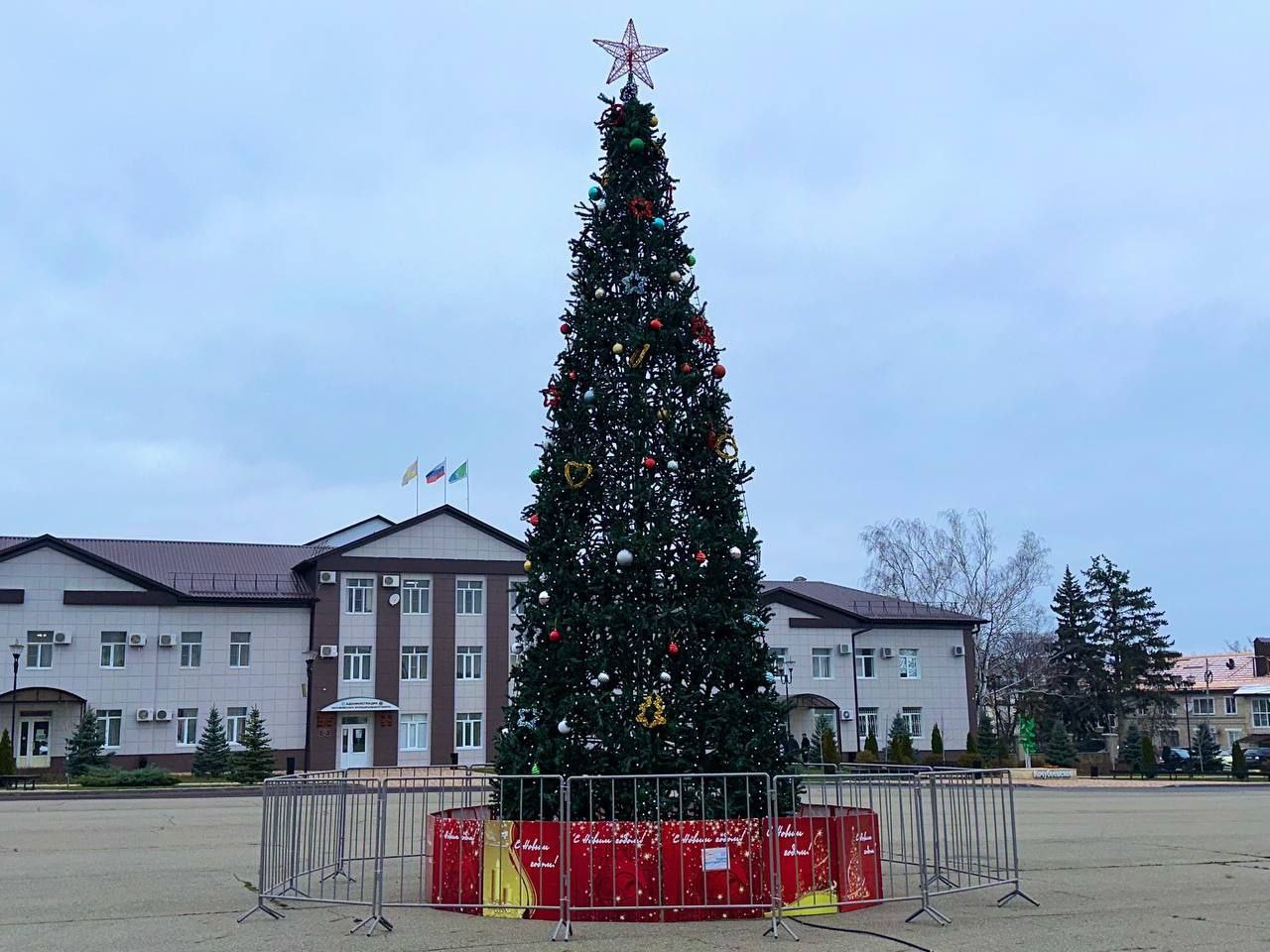 Скоро Новый год На центральную площадь села Кочубеевского работники хозяйственно эксплутационной службы установили новогоднюю ёлку Подписаться на Звезду Прикубанья