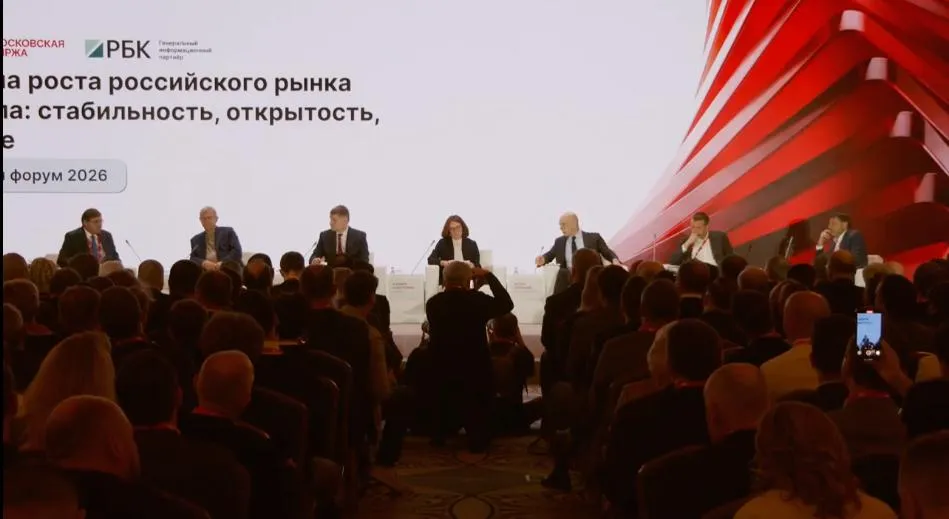 Силуанов правительство рассмотрит вопрос более быстрого возобновления бюджетного правила Об этом глава Минфина заявил в ходе Биржевого форума Московской биржи 2026 Его слова передает корреспондент РБК Инвестиций Правительство рассмотрит этот вопрос Я думаю что как раз можно было бы сейчас эту дискуссию возобновить Я думаю что правительство определится с этой частью в ближайшее время сказал он Минфин приостановил операции в рамках бюджетного правила в начале марта Позднее в ведомстве уточняли что действие этого механизма поставлено на паузу до 1 июля Никто не собирается отказываться от бюджетного правила наоборот мы видим необходимость его корректировки с точки зрения более жесткого подхода к определению базовой цены на нефть резюмировал Силуанов Подписаться на канал Мы в MAX