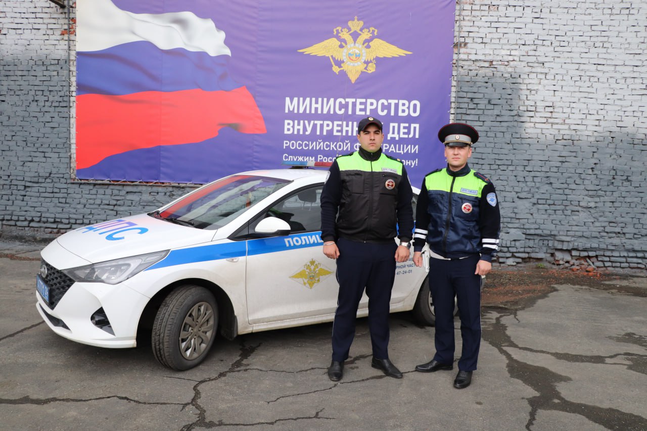 Норильские госавтоинспекторы помогли доставить в медицинское учреждение женщину, у которой начались роды  23 июля во время несения службы по обеспечению безопасности дорожного движения на автодороге Норильск-Талнах экипажем ДПС в составе лейтенанта полиции Игоря Быкова и старшего сержанта полиции Максима Кулинча был остановлен автомобиль Mazda. Взволнованная девушка, управляющая машиной, пояснила полицейским, что вместе с ней едет беременная сестра, у которой начались схватки, и она боится не успеть вовремя добраться до больницы.  Моментально оценив ситуацию, госавтоинспекторы приняли решение сопроводить автомобиль с роженицей в роддом, о чем сообщили в дежурную часть. С включенными проблесковым маячком и специальным звуковым сигналом полицейские обеспечили беспрепятственный проезд автомобилю, оперативно доставив роженицу в городскую больницу.   Передав женщину врачам и убедившись, что её жизни и здоровью ничего не угрожает, инспекторы ДПС вернулись к исполнению своих служебных обязанностей. А будущая мама искренне поблагодарила полицейских за отзывчивость и профессионализм.       ГУ МВД России по Красноярскому краю