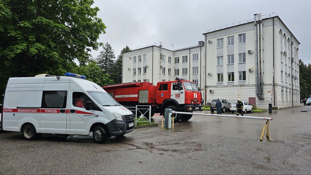 Угроза минирования здания администрации в ст. Ессентукской Тревожное сообщение поступило на электронную почту учреждения. Посетителей и сотрудников эвакуировали. К зданию прибыли экстренные службы. Глава Предгорья Николай Бондаренко держит ситуацию на контроле. Фото - соцсети Н. Бондаренко Stavropol.Media Прислать новость