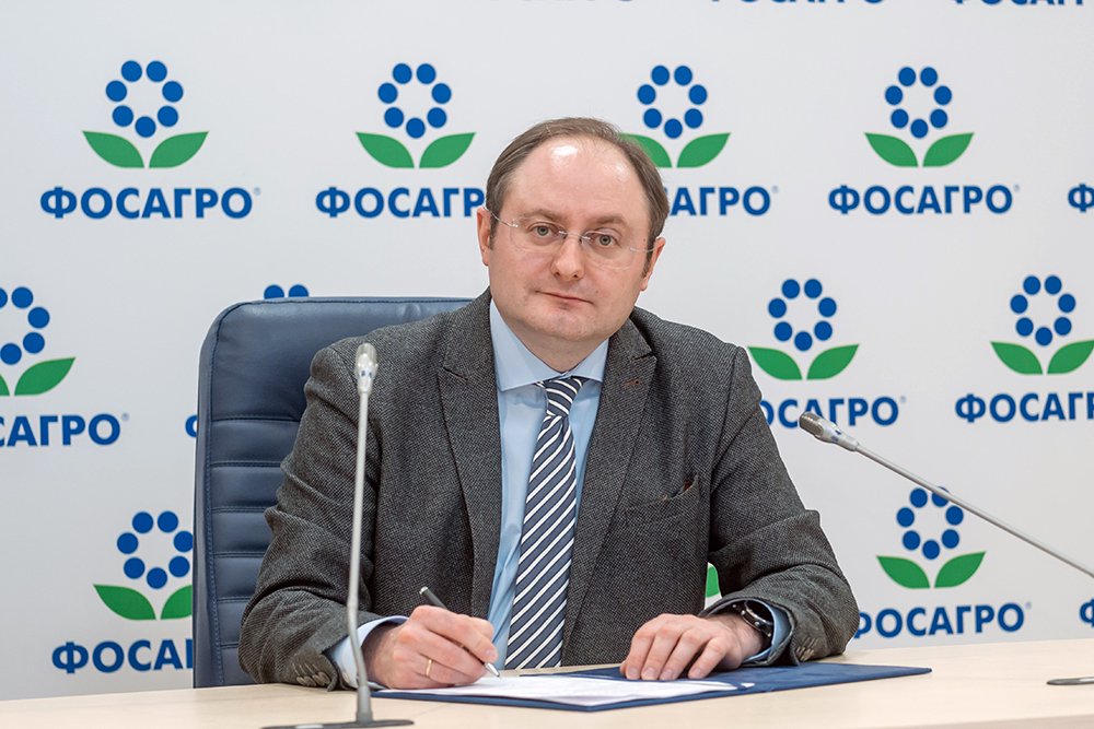 Александр Гильгенберг назначен новым генеральным директором «ФосАгро». Ранее этот пост занимал Михаил Рыбников, он решил сменить работу. «Совет директоров ПАО «ФосАгро» поблагодарил Михаила Константиновича за большой объём проделанной работы на посту генерального директора и достигнутые под его руководством высокие результаты производственной и финансовой деятельности компании», — отметил председатель Совета директоров компании Виктор Черепов. Подробнее.