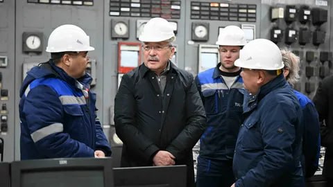 Жителей Кыргызстана призвали бережно относиться к электричеству в преддверии сложной зимы На совещании по подготовке к осенне зимнему сезону премьер министр Адылбек Касымалиев сообщил что уровень воды в Токтогульском водохранилище на 1 6 млрд м³ ниже чем в прошлом году Этот дефицит обусловлен увеличением потребления электроэнергии и засушливым летом
