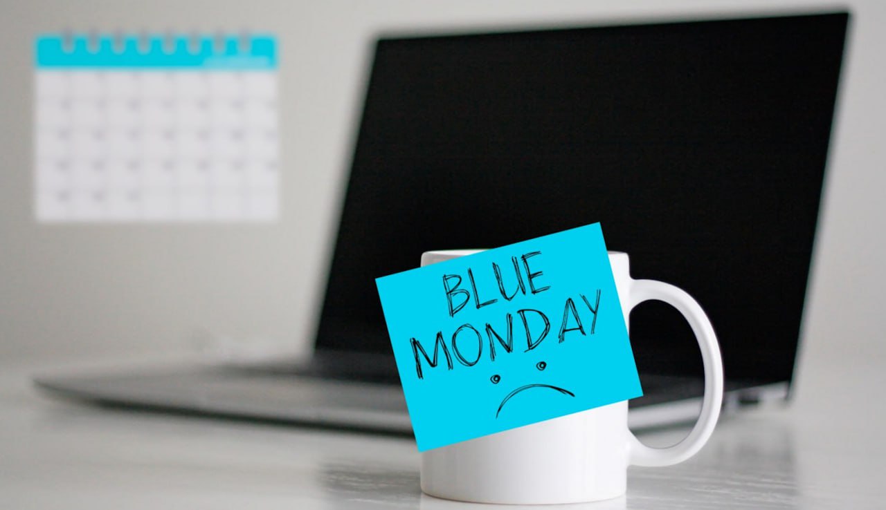 В мире отмечают грустный понедельник Концепция самого депрессивного дня года Blue Monday была разработана в 2005 году как часть рекламной кампании туристического агентства Sky Travel чтобы продвигать зимние путешествия В основу легла формула британского психолога преподавателя Университета Кардиффа Клиффа Арнелла объединившая короткий световой день послепраздничные долги и неисполнившиеся новогодние обещания оставшиеся с прошлых праздников С тех пор каждый третий понедельник января в этот раз он выпал на 19 е число считается пиком зимней хандры Эксперты призывают не верить в этот миф подчеркивая что депрессия серьезное состояние которое не зависит от календаря Для поддержания психического здоровья важны сон спорт питание и отношение к себе и другим Благотворительная организация Samaritans предложила альтернативу Brew Monday что можно перевести как День чаепития Людям советуют в этот день заварить чашку чая и пообщаться с родными близкими или коллегами