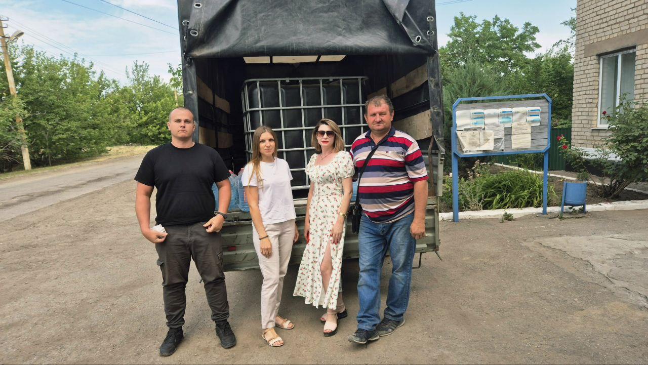 Рязанцы привезли в Великолепетихский округ питьевую воду В рамках гуманитарной помощи представители региона-шефа Рязанской области передали администрации Великолепетихского муниципального округа питьевую воду и еврокуб для организации доставки воды для местных жителей. Его приобрели при поддержке главы администрации Рязанского района Бориса Ясинского. Ранее с соответствующей просьбой к шефам обратилась глава администрации округа Ольга Барановская. Запрос приняли в работу и оперативно исполнили.