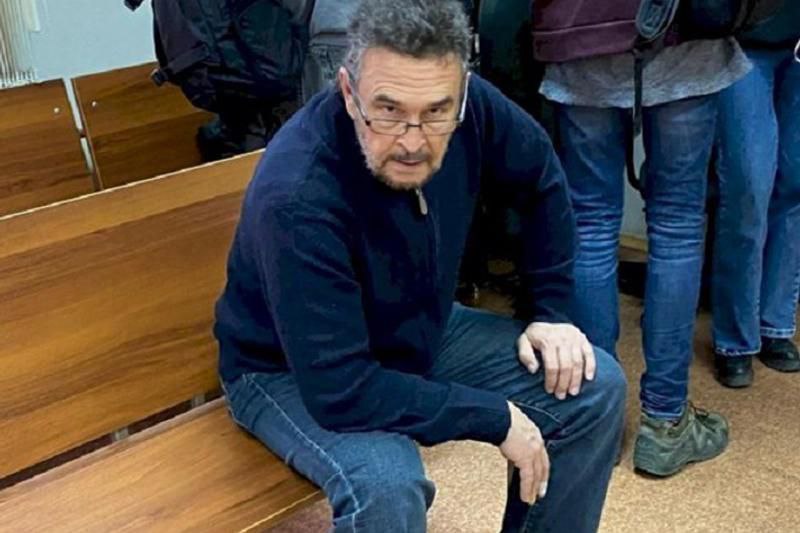 Александра Неустроева , который напал на ребенка в шапке с буквой "Z" в Екатеринбурге, внесли в список экстремистов  Скандальный инцидент  произошел 21 апреля 2023 года. Неустроев заносил мебель в подъезд, и, увидев неподалеку мальчика в Z-шапке, с матом набросился на него. Схватил ребенка за руку, начал оскорблять его и его родителей. Мальчику удалось вырваться, убежать и рассказать обо всем взрослым.   После этого инцидента суд назначил мужчине судебный штраф 7 тыс. рублей. Это возмутило депутатов Госдумы Александра Хинштейна и Виталия Милонова, а также главу Екатеринбурга Алексея Орлова. Дело было пересмотрено, и Неустроеву дали три года колонии-поселения.  Сейчас же имя мужчины можно найти в перечне Росфинмониторинга.   внесен в перечень террористов и экстремистов в РФ