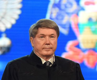 Экс-главу крайсуда Кубани Чернова могут обязать выплатить больше 7 миллиардов рублей Генпрокуратура РФ увеличила исковые требования против экс-главы Краснодарского краевого суда Александра Чернова, оспаривая имущество на сумму свыше 7 млрд руб., предположительно полученное через коррупцию. На заседании 14 мая в Подмосковье к делу присоединился коммерческий банк как третье лицо. Точная сумма новых требований не разглашается. Прокуратура требует изъять в доход государства активы, включая доли в агропредприятиях, квартиры в Сочи, Москве, Краснодаре и коммерческую недвижимость. Параллельно в Сочи рассматривается дело против Чернова и экс-председателя Центрального райсуда Владимира Бахметьева. Прокуратура требует 42 млн руб. за незаконный ввод в эксплуатацию семиэтажного самостроя ради личной выгоды. Оба дела — гражданские, несмотря на признаки уголовных преступлений. Чернов руководил краевым судом с 1994 по 2019 год и ушел в отставку после скандала с судьей Еленой Хахалевой. -24