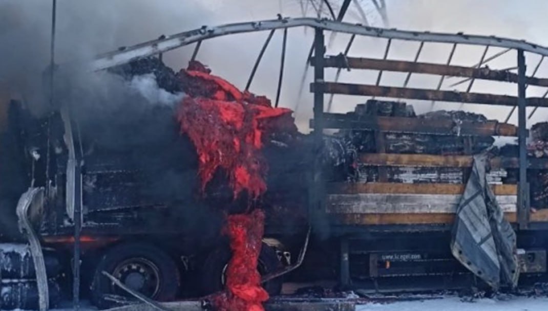 В Сырдарьинской области потушили пожар в движущемся грузовике В Сырдарьинской области на трассе Ташкент Душанбе загорелся грузовик В результате происшествия пострадавших нет Подробнее   anhor uz news gruzov anhoruz Новости события мнения Мобильное приложение IOS Android