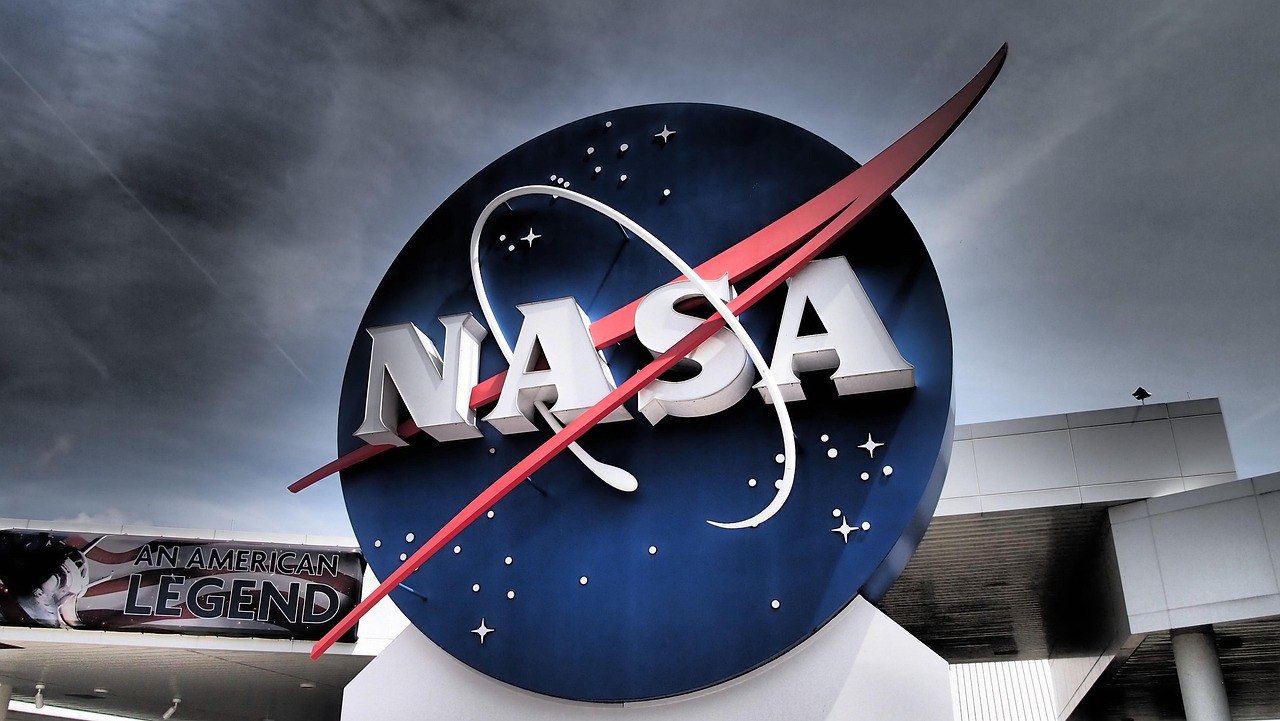 Сокращения продолжаются: Трамп добрался до NASA Около 20% сотрудников покинут Национальное управление по аэронавтике и исследованию космического пространства. По информации Deutsche Welle, всего будет сокращено 3 870 человек, порядка 14 тыс. сохранят свои места. О начале увольнений в NASA сообщили ещё в марте. Тогда сократили 23 работника, в том числе главного научного сотрудника в агентстве и старшего советника по вопросам изменения климата — Кэтрин Кельвин. «В целях оптимизации штата и в соответствии с указом исполнительных структур агентство начинает поэтапное сокращение штата», — указали тогда в ведомстве. В июле Трамп назначил временно исполняющим обязанности директора NASA министра транспорта Шона Даффи. Также на фоне конфликта с Илоном Маском президент отклонил предложенную им кандидатуру Джареда Айзекмана. С января этого года администрация президента США проводит масштабные кадровые чистки в госучреждениях и научных институтах. Они инициированы лично Дональдом Трампом. О том, почему поссорились американский лидер и глава SpaceX мы писали здесь. • Фото: Рixabay.