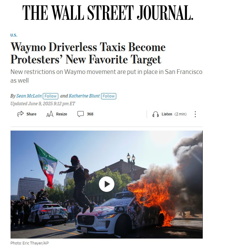 WSJ: Беспилотные такси Waymo стали новой любимой целью атак протестующих В 2020 году, во время протестов BLM, бунтующие сжигали в основном полицейские машины. Теперь на протесты в Калифорнии начали вызывать беспилотные автомобили через приложение Waymo. В компании заявили, что ограничили отправку своих беспилотных машин, теперь они не могут ездить в центр Лос-Анджелеса, однако автопарк продолжает обслуживать другие части города. Waymo принадлежит материнской компании Google — Alphabet. Беспилотные электромобили можно вызвать туда, куда человек-водитель не захочет ехать. Это, например, места протестов. При этом подожженные электромобили горят сильнее и дольше, чем обычные машины, поскольку работают на литий-ионных аккумуляторах. Стоимость одного автомобиля Waymo в 2024 году оценивалась в $150-200 тыс.