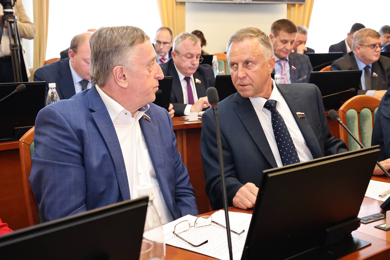 У многодетных семей Нижегородской области станет на одну заботу меньше Сегодня депутаты Законодательного Собрания приняли закон расширяющий меры поддержки для родителей воспитывающих троих и более детей Новая норма предоставляет право на бесплатное пользование платными парковками для всех автомобилей находящихся в собственности многодетной семьи Инициатором изменений стали сами многодетные семьи и депутаты оперативно воплотили их предложение в жизнь Когда в семье растет трое и больше детей один автомобиль с бесплатной парковкой это уже не роскошь а насущная необходимость Уверен что новые изменения станут еще одним шагом в выстраивании комплексной системы поддержки многодетных родителей в регионе подчеркнул председатель ЗСНО Евгений Люлин