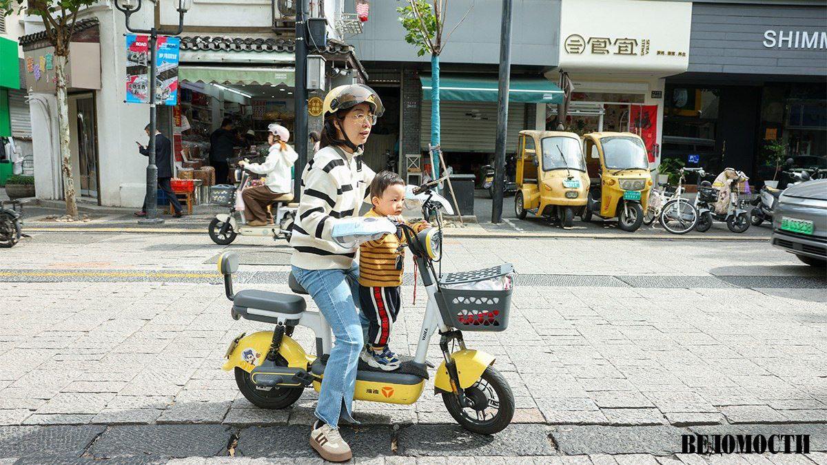 Китай впервые за 30 лет вводит налог на контрацептивы Так в стране пытаются бороться с падением уровня рождаемости сообщает Bloomberg НДС на противозачаточные средства отмененный в 1993 году теперь составит 13 Поправки вступают в силу в январе 2026 года Также нововведения предусматривают льготы для граждан на услуги по уходу за детьми престарелыми и инвалидами Население Китая сокращается в течение трех лет отмечает Bloomberg В 2024 году рождаемость в стране составила 9 54 млн человек это почти половина от результата 2016 года когда в стране отменили политику одного ребенка на семью 18 8 млн Подпишитесь на Ведомости