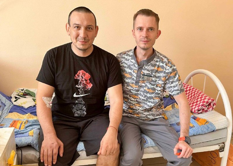 Травматологи Алтайского края сохранили ногу бойцу СВО В Краевой клинической больнице скорой медицинской помощи №2 лечат не только гражданских жителей, но и бойцов специальной военной операции с тяжелыми травмами. Например, докторам благодарен наш герой с позывным Петруха. Мужчина четыре месяца находился в зоне СВО, в пыли и дыму, за рулём боевой машины. Он возил снаряды. Находился на Покровском направлении. Ранение получил, когда вёз груз: осколки в руки, в ноги, открытый перелом. Три месяца госпиталя в Ростове-на-Дону. Выписался, дома не задержался: снова пошёл по врачам, так как проблемы со здоровьем продолжались. И вот, он попал в Краевую больницу скорой помощи №2 во второе отделение травматологии и ортопедии. Операция была сложной. Кость срослась неправильно, почти внахлест. Заведующий отделением Ярослав Батрак несколько часов кропотливо работал, чтобы исправить ситуацию. Теперь у Петрухи — аппарат Илизарова. И он уже потихоньку начинает ходить. Осколки ещё остались в теле, врачи обещают убрать большинство из них. Но главное — нога. Главное — чтобы снова мог идти. краевой Минздрав