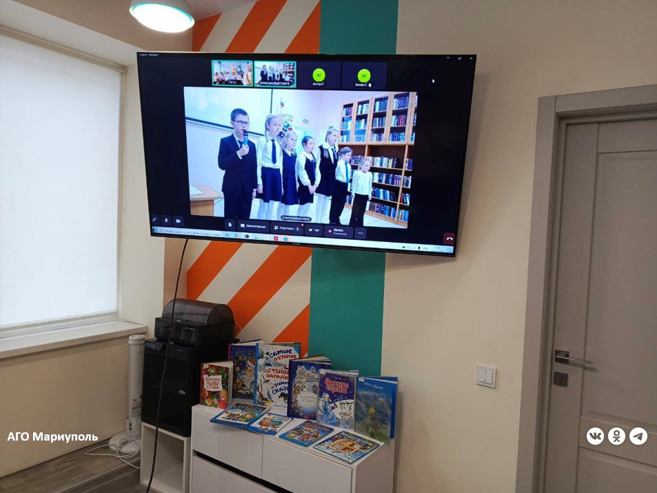 Школьников Мариуполя и Шлиссельбурга объединил новогодний телемост Юные читатели мариупольской библиотеки им Г Х Андерсена и библиотеки им М А Дудина города Шлиссельбург Ленинградской области по видеосвязи поздравили друг друга с наступающим праздником прочитали новогодние стихи исполнили веселые песни Также ребята из двух городов выполнили совместное творческое задание каждый участник телемоста изготовил из бумаги Снежинку Дружбы символ дружбы мира и добра Заведующий библиотекой им Г Х Андерсена Наталья Селецкая подчеркнула важность проведения телемостов между детьми Мариуполя и других городов России объединяющих ребят в их увлечениях стремлениях и целях