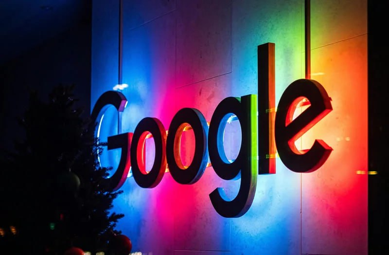 В Google разработали инструмент для выявления контента, сгенерированного ИИ Компания Google анонсировала на конференции Google I/O новый инструмент SynthID Detector, который позволяет узнать, был ли контент создан с помощью инструментов искусственного интеллекта. Сервис анализирует изображения, текст, аудио и видео на наличие скрытых водяных меток, которые автоматически добавляются в материалы, сгенерированные с помощью ИИ, включая модели компании — Gemini, Imagen, Lyria и Veo. На данный момент SynthID Detector работает только с контентом, созданным с помощью продуктов Google. Однако в будущем компания рассматривает возможность расширения функциональности для работы с другими ИИ-системами. Когда именно инструмент станет доступен всем — пока неизвестно.