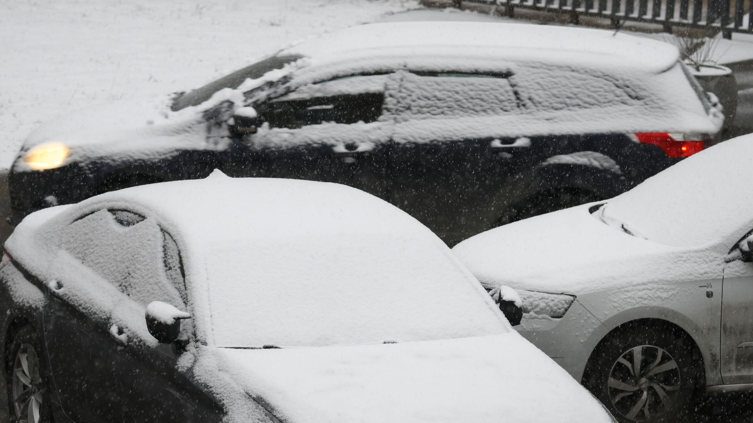 Порой даже самые подготовленные авто не заводятся после сильных ночных морозов Что делать в таких ситуациях рассказал агентству Прайм Никита Родионов технический директор международной сети автосервисов FIT SERVICE По его словам не следует усердствовать с попытками завести то что никак не заводится Из за отсутствия вспышки в цилиндрах форсунки продолжают подавать топливо что в свою очередь ведет к заливке электродов свечей зажигания Залитые свечи исключают образование искры объясняет специалист Буксировка в мороз тоже имеет свои особенности ошибки грозят серьезными поломками Отогревать авто на месте с помощью тепловых пушек эксперт не советует поскольку это ведет к риску возгорания Лучше сразу проверить состояние аккумулятора топливной системы зажигание и двигатель Иногда достаточно просто подольше прогреть машину Если это не помогает лучше доставить ее в сервис заключил Родионов