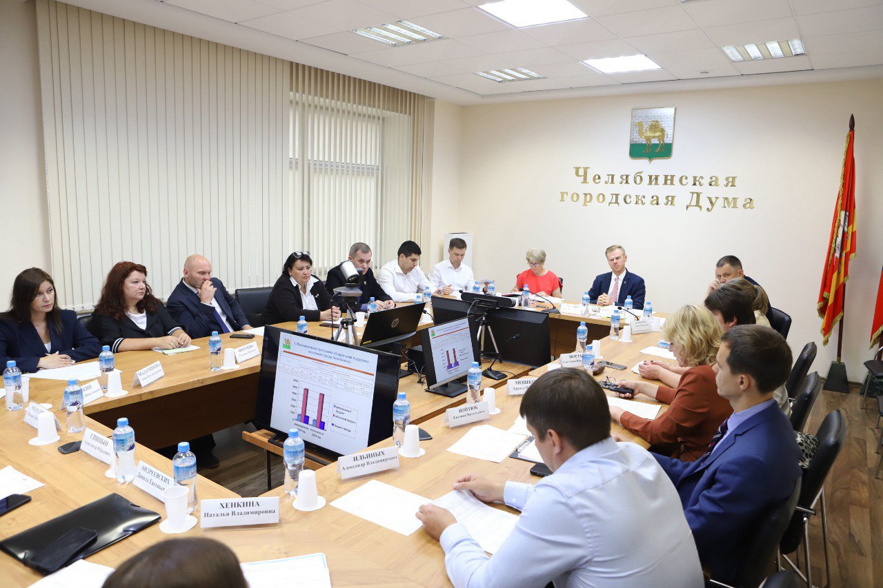 Гордума выделит депутатов для жителей присоединенных к Челябинску поселков Пригородный и Западный Председатель гордумы Сергей Буяков заявил, что партийным фракциям необходимо определить своих представителей для работы с избирателями в поселках. Главы депутатских объединений должны будут уведомить гордуму о принятых решениях. «Жители поселков Западный и Пригородный – челябинцы. И у них есть депутаты, которые будут представлять их интересы. Это депутаты, избранные по Единому избирательному округу, для которых все жители Челябинска равны, независимо от географии проживания на территории города. Мы рекомендовали фракциям закрепить кураторов за данными территориями», - пояснил спикер.