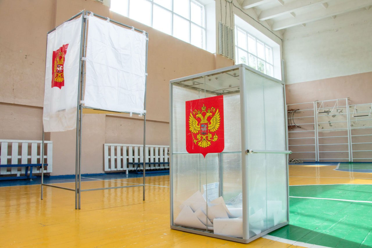 В Челябинской области в скором времени начнётся подготовка наблюдателей за выборами На Южном Урале официально стартовала предвыборная кампания в Законодательное собрание региона. Сейчас длится этап выдвижения кандидатов, он завершится 1 июля нынешнего года. За выборами будет вестись общественное наблюдение. В эфире пресс-конференции медиахолдинга «Гранада Пресс» глава региональной Общественной палаты Николай Дейнеко заявил, что в скором времени стартует обучение наблюдателей. «Мы недавно провели семинар, на котором преподаватели, которые будут обучать наблюдателей, прошли подготовку», — отметил глава ОП. Все преподаватели успешно подтвердили свои компетенции, и уже скоро Общественная палата Челябинской области объявит о наборе наблюдателей. Причём, обучение на площадке ОП пройдут как партийные наблюдатели, так и общественные. Принять окончательное решение обученные граждане смогут уже после подтверждения компетенций. «Наша задача — сделать так, чтобы на избирательных участках были подготовленные люди. Чтобы они понимали, что происходит на избирательных участках, где и какие нарушения происходят, и, соответственно, могли взаимодействовать с членами избирательных комиссий, кандидатами», — подчеркнул Николай Дейнеко.