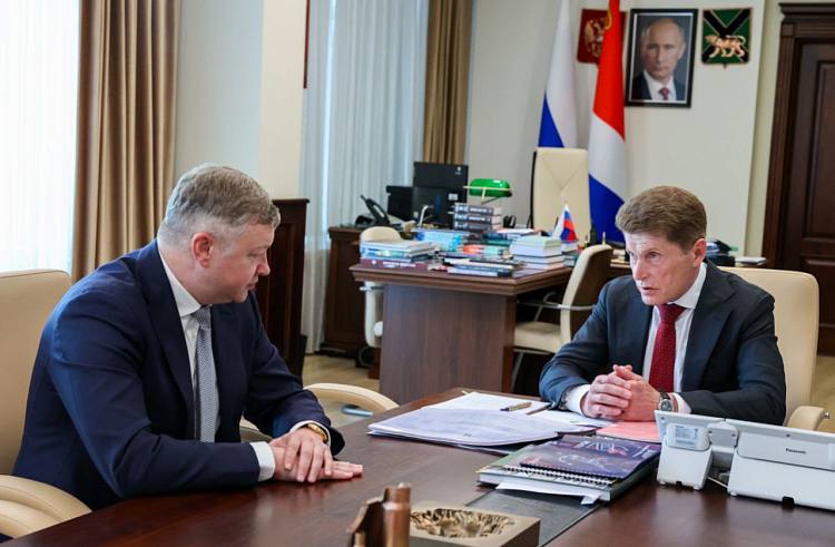 Минприроды России поддержит развитие лесной отрасли Приморья Губернатор Приморского края Олег Кожемяко провёл рабочую встречу с заместителем министра природных ресурсов и экологии РФ Евгением Марковым. В центре обсуждения — ключевые вызовы и перспективы развития лесной отрасли региона. Олег Кожемяко подчеркнул: для Приморья вопросы использования и переработки леса, а также создания условий для лесопереработчиков имеют большое значение. Приморье и Минприроды обсудили необходимость упорядочить заготовку кедрового ореха и выдачу СИТЕС-сертификатов на экспорт пиломатериалов, развитие системы учёта состояния лесного фонда, и лесоустройство на территории края. Евгений Марков заявил, что вопросы, озвученные главой края, будут находиться на его личном контроле. Он отметил работу краевого минлеса и поддержал предложения губернатора Приморья: «Я внимательно следил за всеми вашими выступлениями и теми беспокойствами, о которых вы открыто говорите Президенту. Полностью вас поддерживаю: мои оценки абсолютно такие же. Ситуацию по Приморью буду держать на личном контроле», — сказал замминистра природных ресурсов и экологии России.