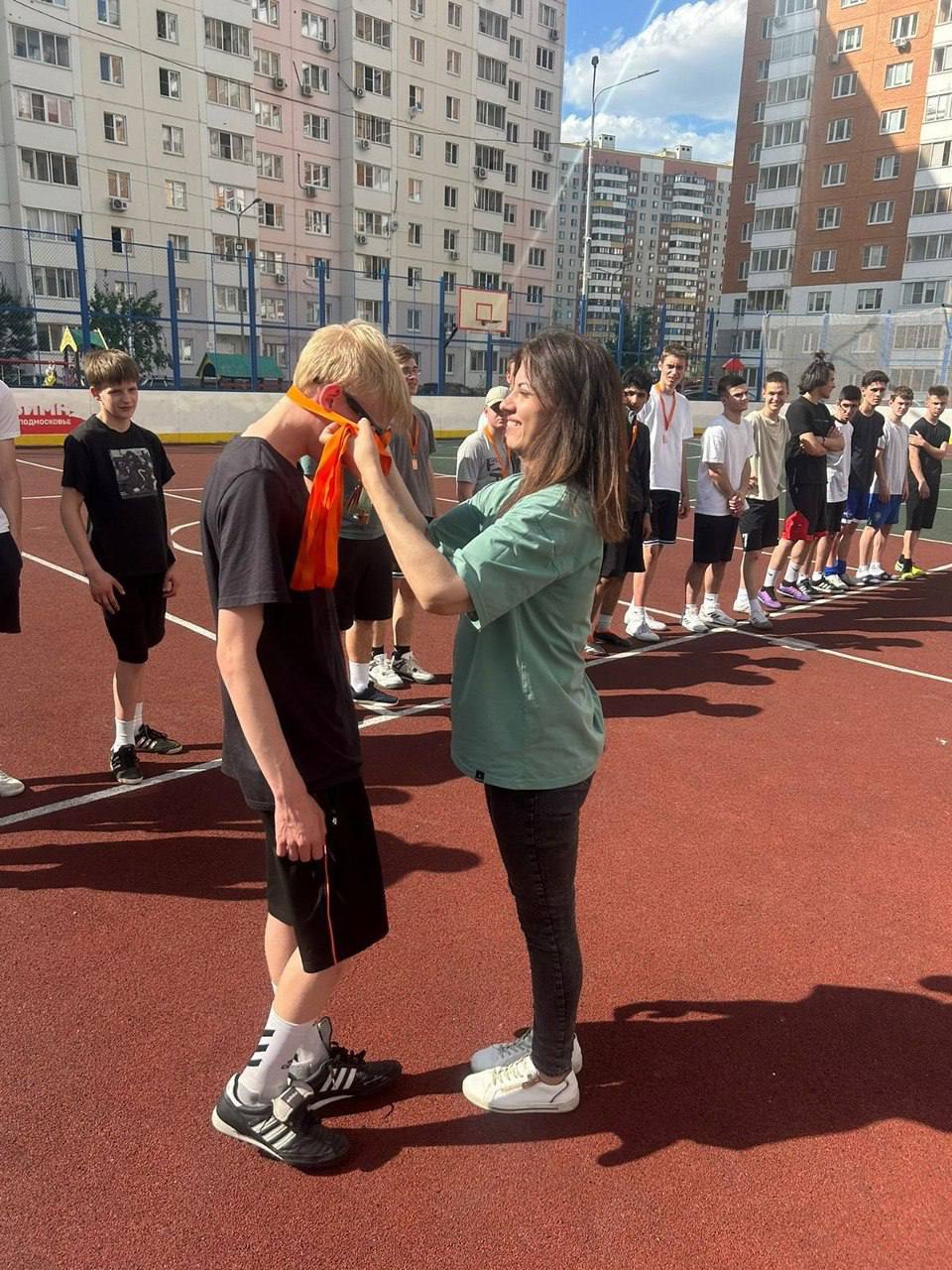 В ЖК «Домодедово Парк» состоялся дружеский турнир по мини-футболу. Турнир посвятили предстоящему Дню защиты детей. В нем приняли участие юноши 2007-2009 г.р. Организовали и провели турнир член Общественной палаты г.о. Домодедово Анастасия Коновалова и Центр физической культуры и спорта «Горизонт». Прошло мероприятие на обновленной в прошлом году универсальной спортивной площадке. Благодаря реализации таких проектов в молодом ЖК создается сильное спортивное сообщество, появляется место притяжения для активных и энергичных жителей. Администрация Домодедово Подписаться