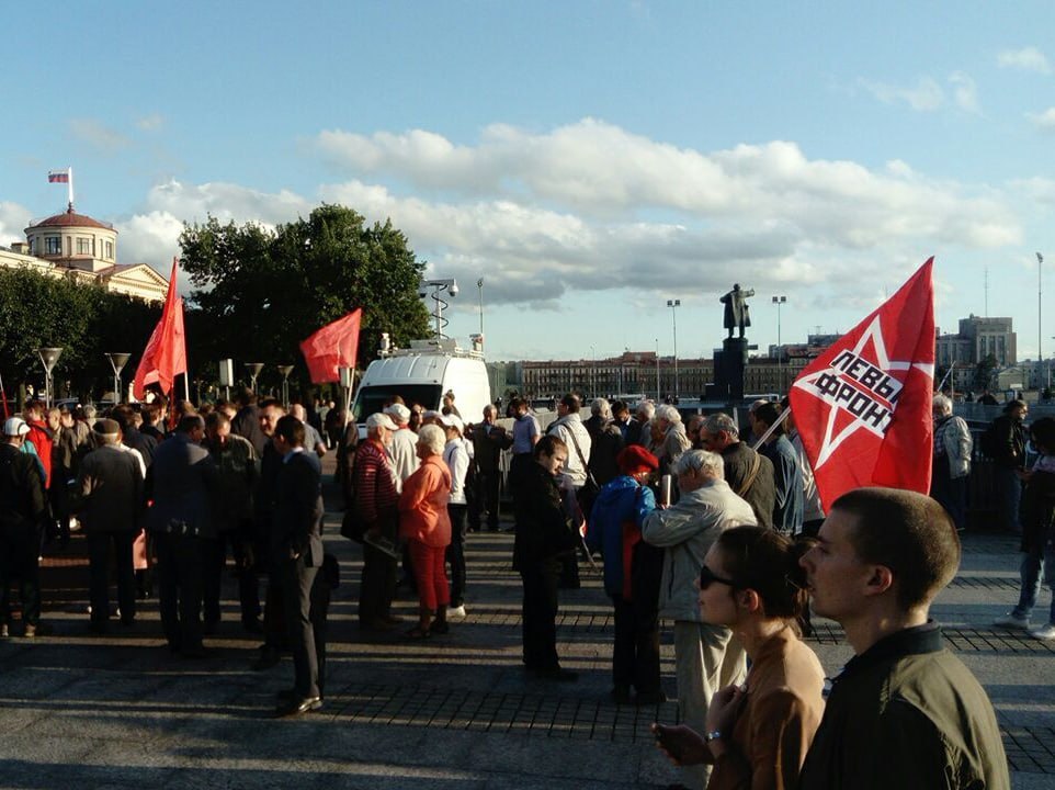 Верховный суд отказался рассмотреть жалобу комсомольцев на запрет митингов в Петербурге Решение об отказе передать жалобу для рассмотрения на судебном заседании было принято еще 16 июня но поступило на руки заявителям только сегодня рассказали в региональном отделении ЛКСМ РФ молодежное крыло КПРФ Суд решил что нижестоящие инстанции не допускали нарушений при рассмотрении иска Заявители считают что нарушения были Например их аргументы не были изучены в полном объеме Контекст Активисты ЛКСМ добиваются отмены антикоронавирусного постановления Смольного которое запрещает проводить митинги пикеты и демонстрации но не препятствует проведению неполитических массовых акций и городских праздников Активисты пытались добиться отмены ограничений в Горсуде Петербурга Втором апелляционном и Третьем кассационном судах Они также предлагали депутатам городского парламента от Единой России высказаться о действующем в городе запрете на публичные акции Фото Бумага Подписывайтесь на Бумагу и предлагайте новости