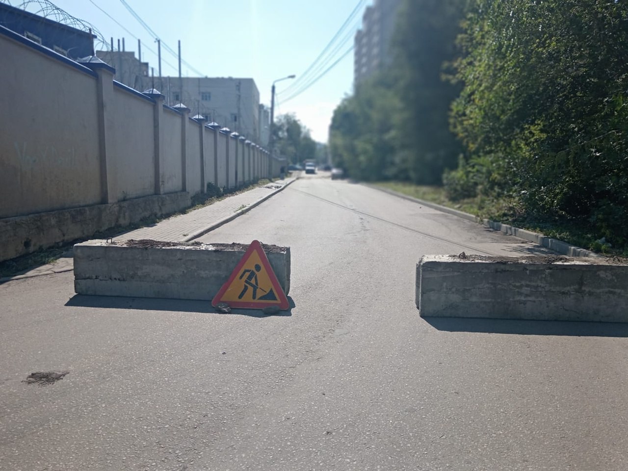 В Воронеже ливнем размыло огромную дыру в асфальте Провал образовался после мощного ливня, который накрыл столицу Черноземья 20 июля. В асфальте на Пешестрелецкой, 100 зияет «вход в Нарнию». В мэрии отметили, что уже решают проблему. - По информации управления дорожного хозяйства, данный участок огорожен для проведения ремонтно-восстановительных работ. В настоящее время идет обследование, после него определят сроки ликвидации провала, - сообщили в городской администрации.